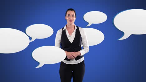 mujer caucásica hablando con fondos de burbujas de cómics