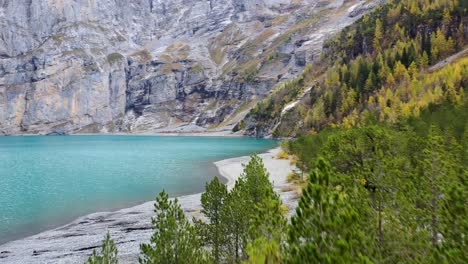 土耳其冰川湖oeschinensee的山脉和秋季森林的空中景色