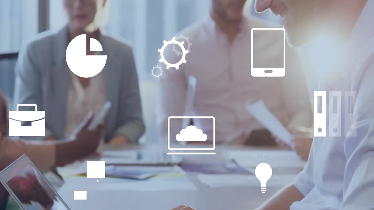 animación de múltiples iconos digitales contra el hombre caucásico usando la computadora portátil en la oficina.