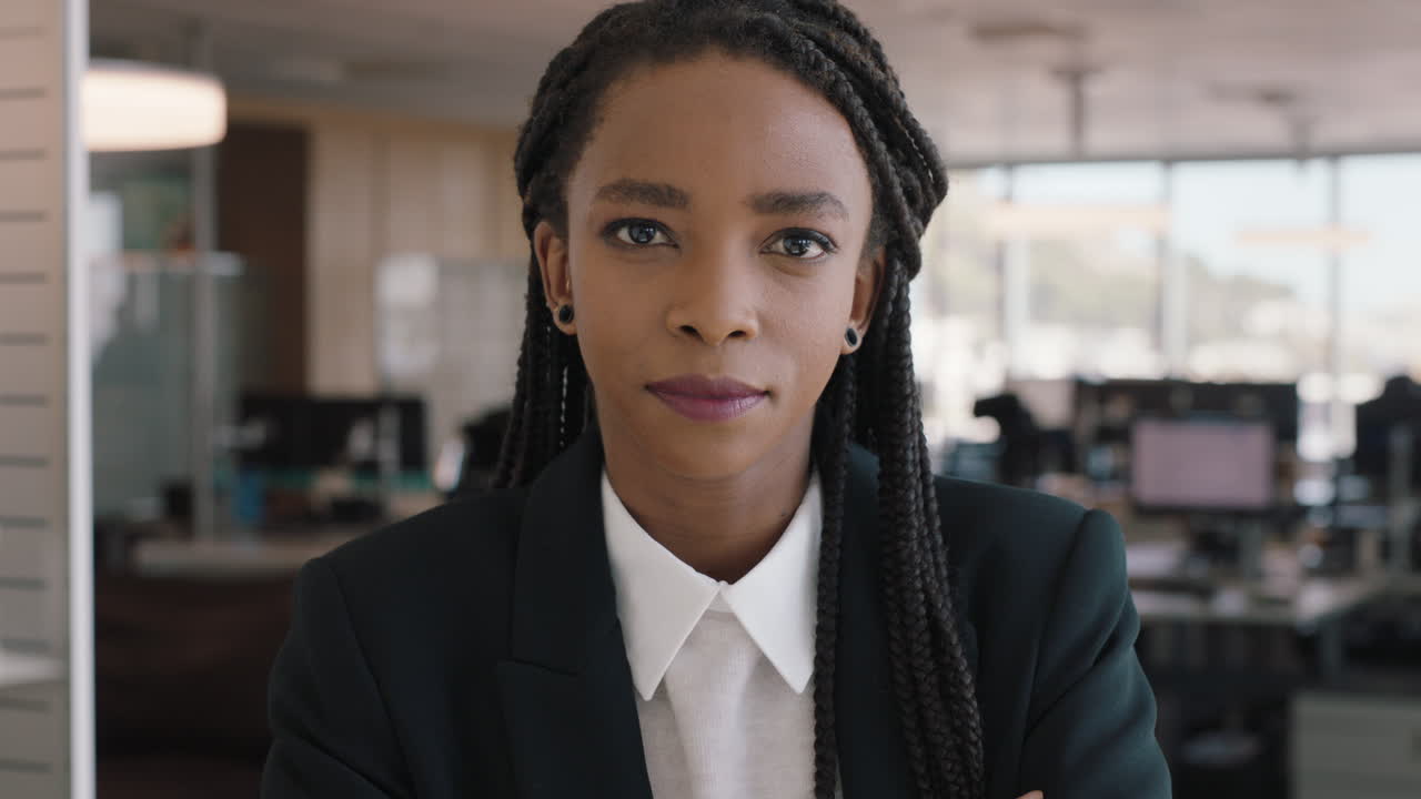 retrato mujer de negocios afroamericana sonriente gerente segura en la oficina corporativa hermosa mujer ejecutiva disfrutando de una exitosa carrera en la gestión profesional en el trabajo