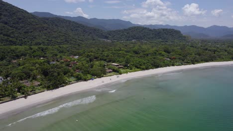 Tranquila-Playa-De-Barra-Do-Sahy,-En-Un-Día-Soleado-En-Sao-Sebastiao,-Brasil---Vista-Aérea