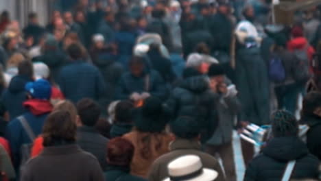 la gente de la ciudad caminando en un día frío
