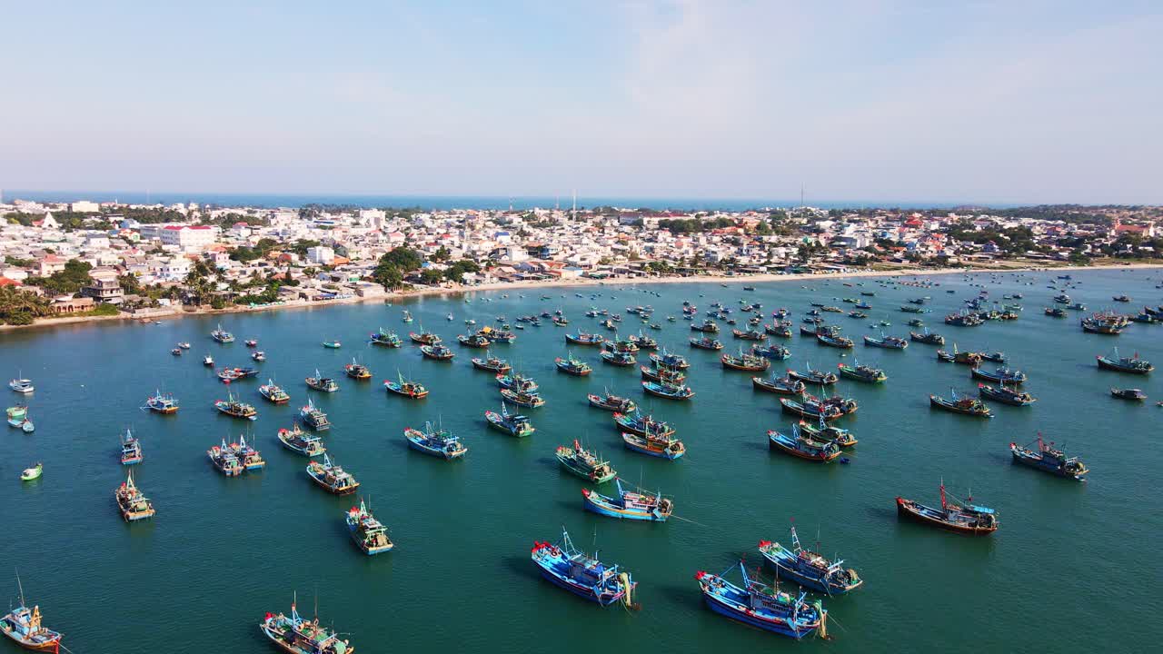 무이네 만에 펼쳐진 대규모 다채로운 베트남 어선