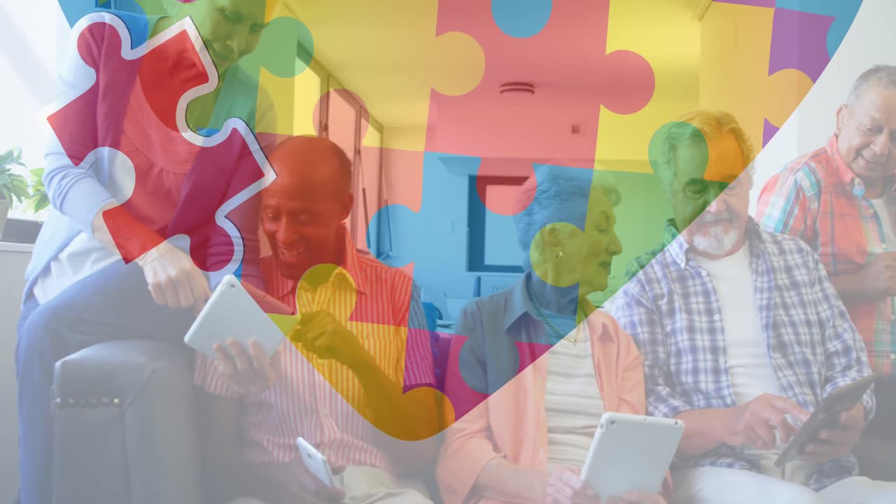 animación de coloridas piezas de rompecabezas corazón sobre amigos mayores usando tabletas