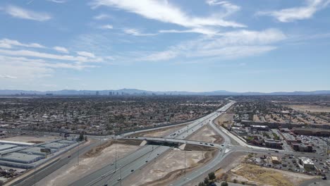 suburbio residencial de las vegas summerlin y autopista de la ciudad, alta vista aérea