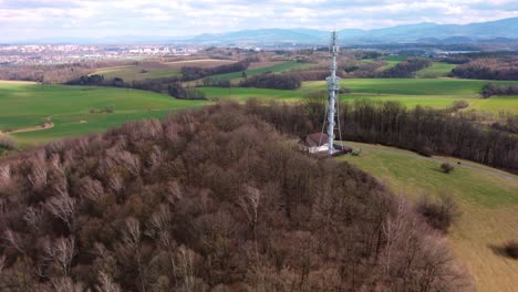 Fliegen-Sie-über-Den-Aussichtsturm-Von-Okrouhla-In-Staric,-Tschechien