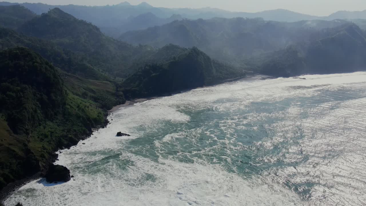해안선을 따라 흐르는 절벽의 공중 드론 뷰