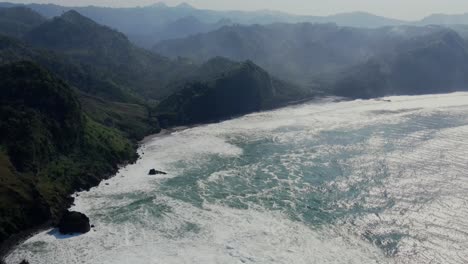 vista aérea de drones de acantilados que se extienden a lo largo de la costa
