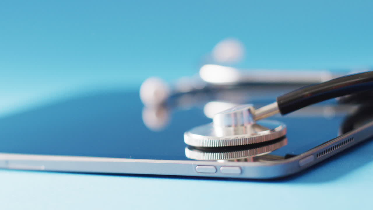 Video di stetoscopio e tablet su sfondo blu con spazio per il testo