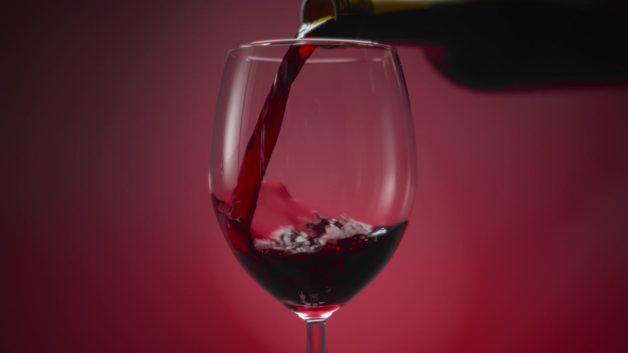 Vino rosso che viene versato in un bicchiere