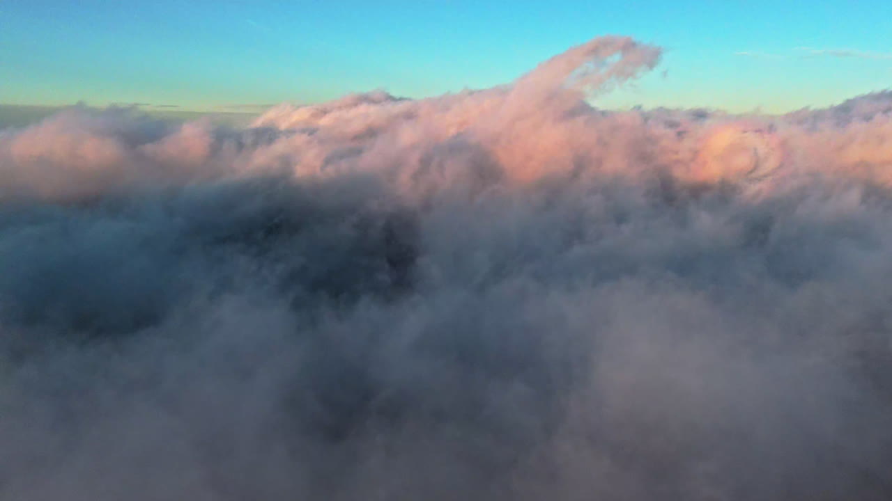 Splendide nuvole al tramonto sopra le montagne, atmosfera di pace, colori rilassanti