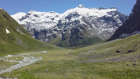 Vista-Aérea-De-Un-Valle-En-El-Parque-Nacional-De-Nueva-Zelanda