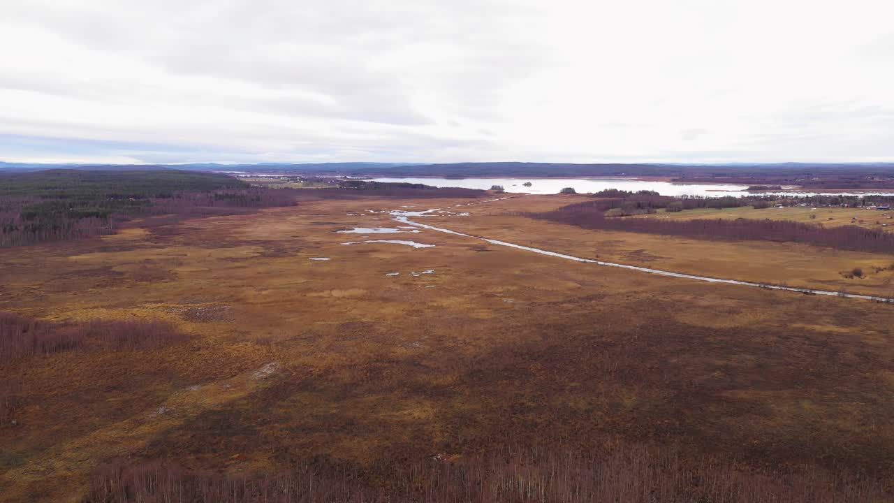 вид с воздуха на большое коричневое мокрое поле