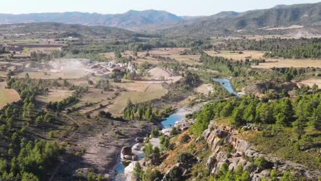 hermosa vista panorámica del valle y la naturaleza y el río en teruel, aragón, españa