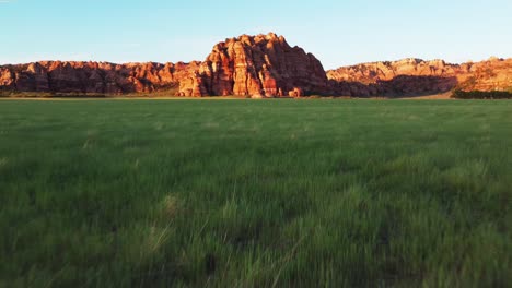 Fast-Fly-Over-Green-Pasture-At-Cave-Knoll-In-Zion-National-Park,-Utah,-United-States