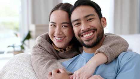 Sala-De-Estar,-Amor-Y-Abrazo-De-Pareja-En-El-Sofá