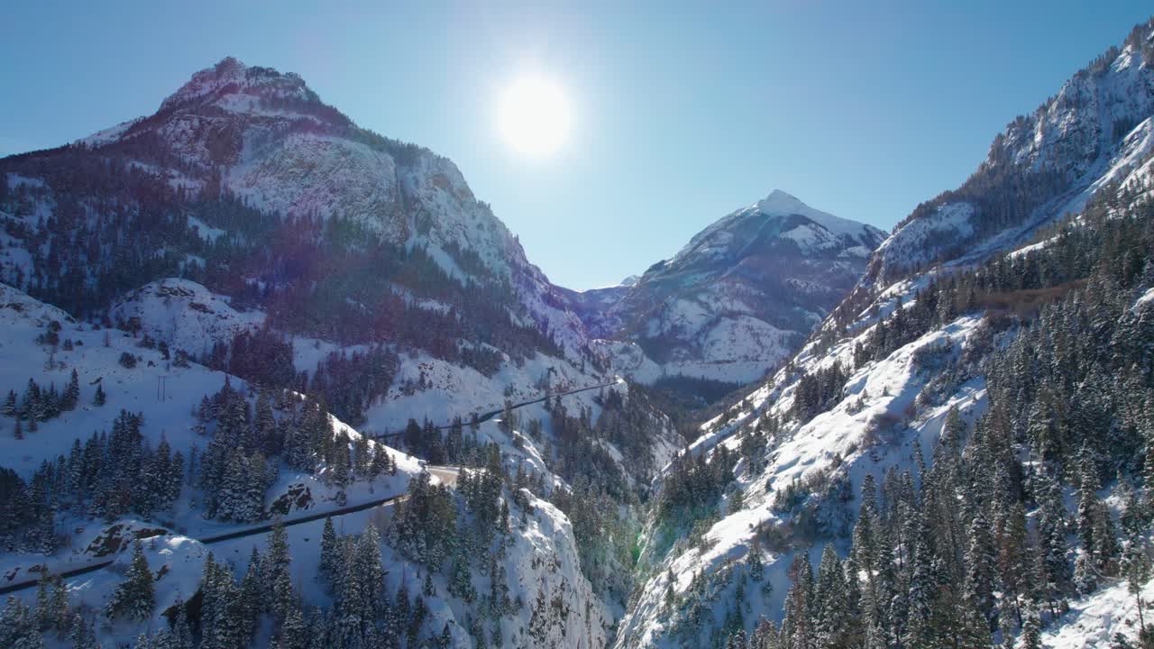 motivación drone disparado volando a través de un gran valle de montaña en el invierno