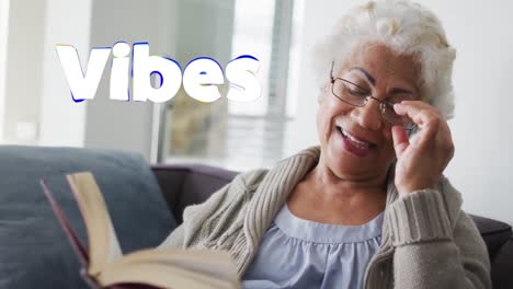 Animation-Von-Vibes-Text-über-Einer-Lächelnden-älteren-Afroamerikanischen-Frau,-Die-Ein-Buch-Liest