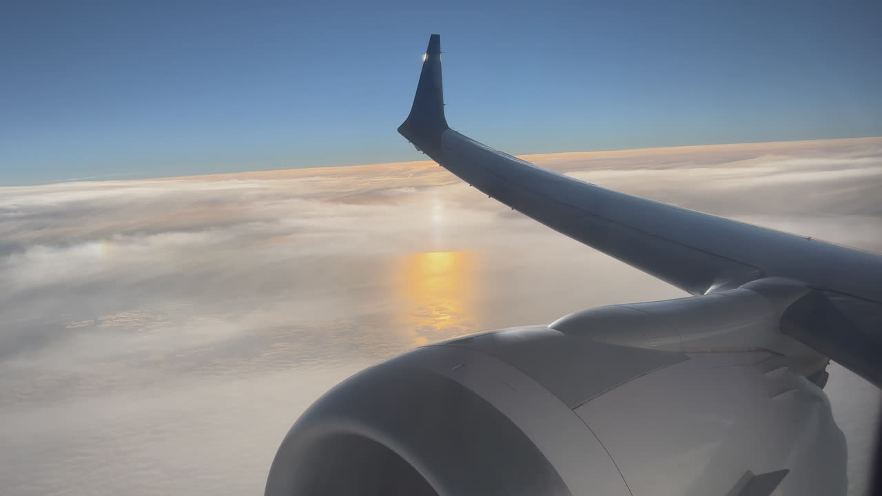 구름 위 에서 해가 뜨고 해가 지는 것 을 비행기 에서 볼 수 있다