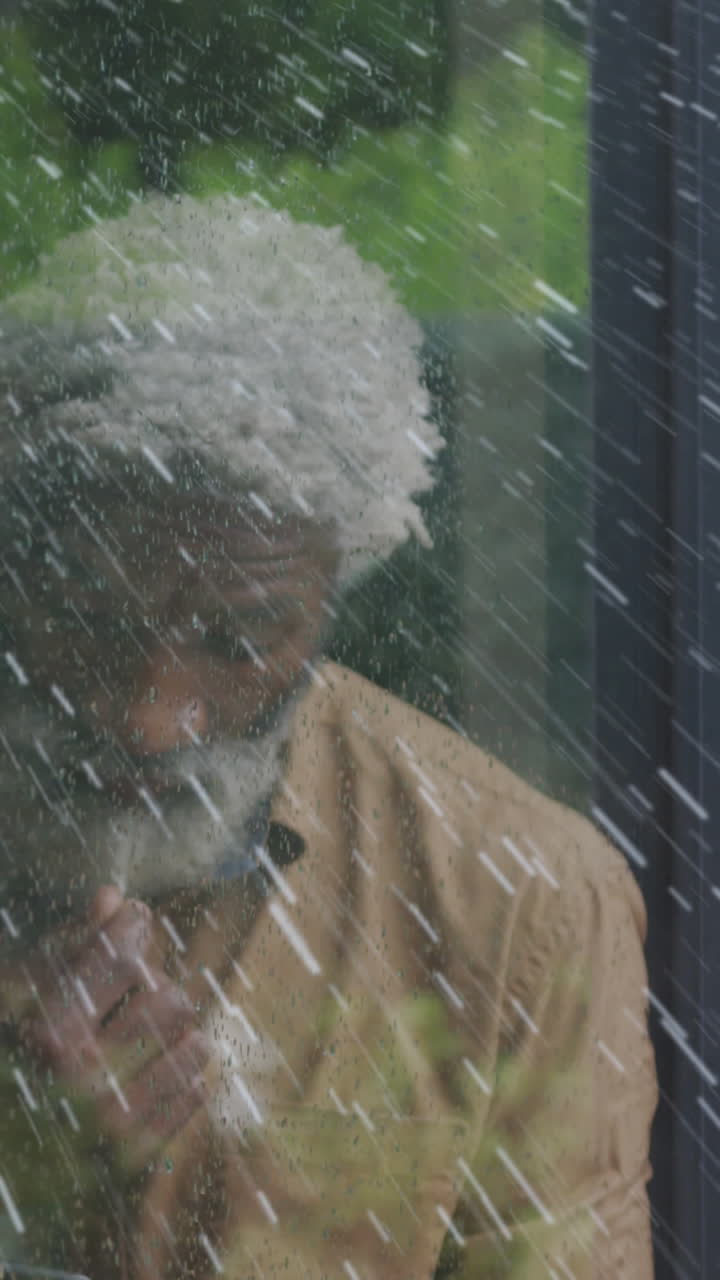 animación de manchas blancas sobre un hombre afroamericano mayor y triste