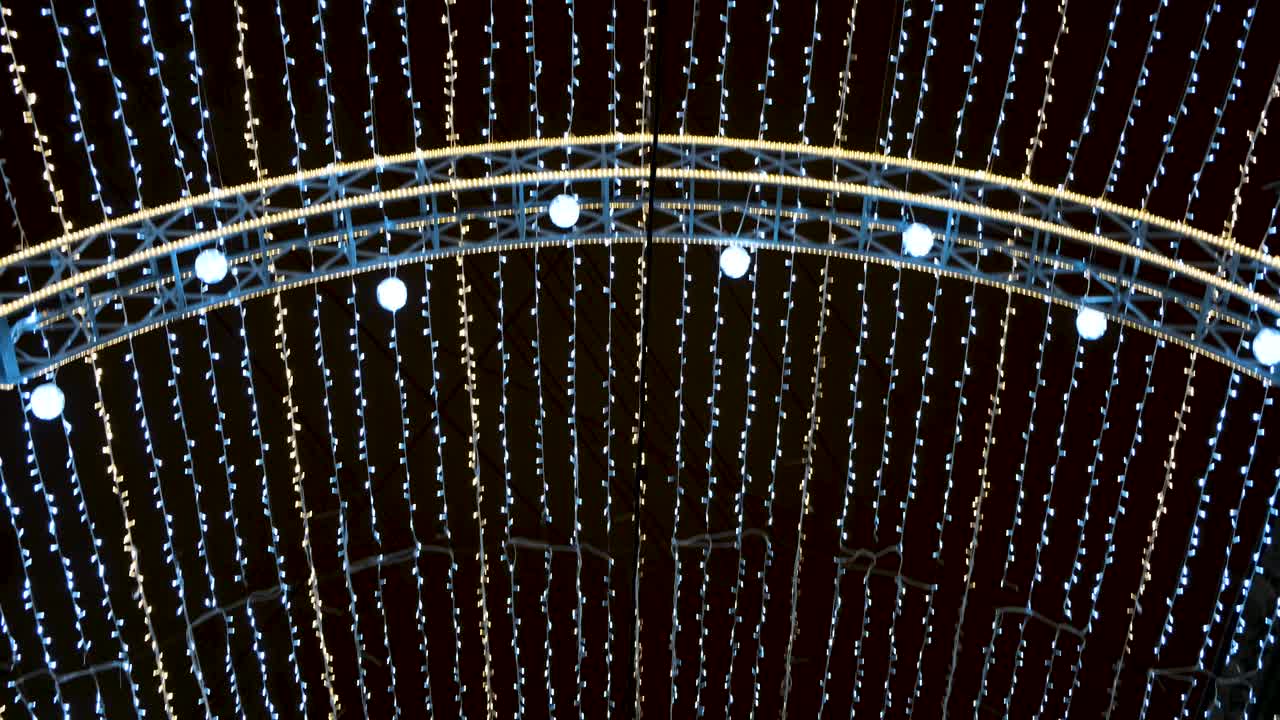 arco de luces de cuerdas coloridas