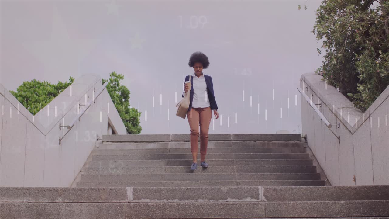Animação de gráficos, números, mulher afro-americana descendo escadas e bebendo café.