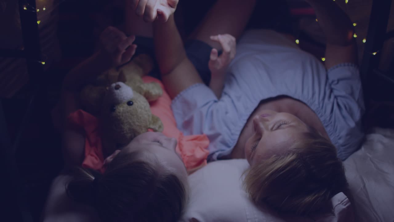 기술 데모에서 떠다니는 구독 아이콘을 만들면서 스마트폰을 들고 화면을 두드리는 아이와 함께 있는 여성