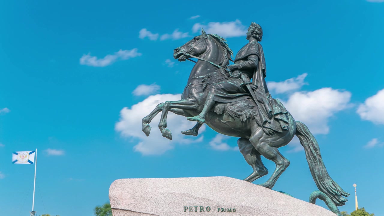 Monumento do imperador russo Pedro, o Grande, conhecido como O Cavaleiro de Bronze, em timelapse, São Petersburgo, Rússia. Céu azul nublado ao fundo.