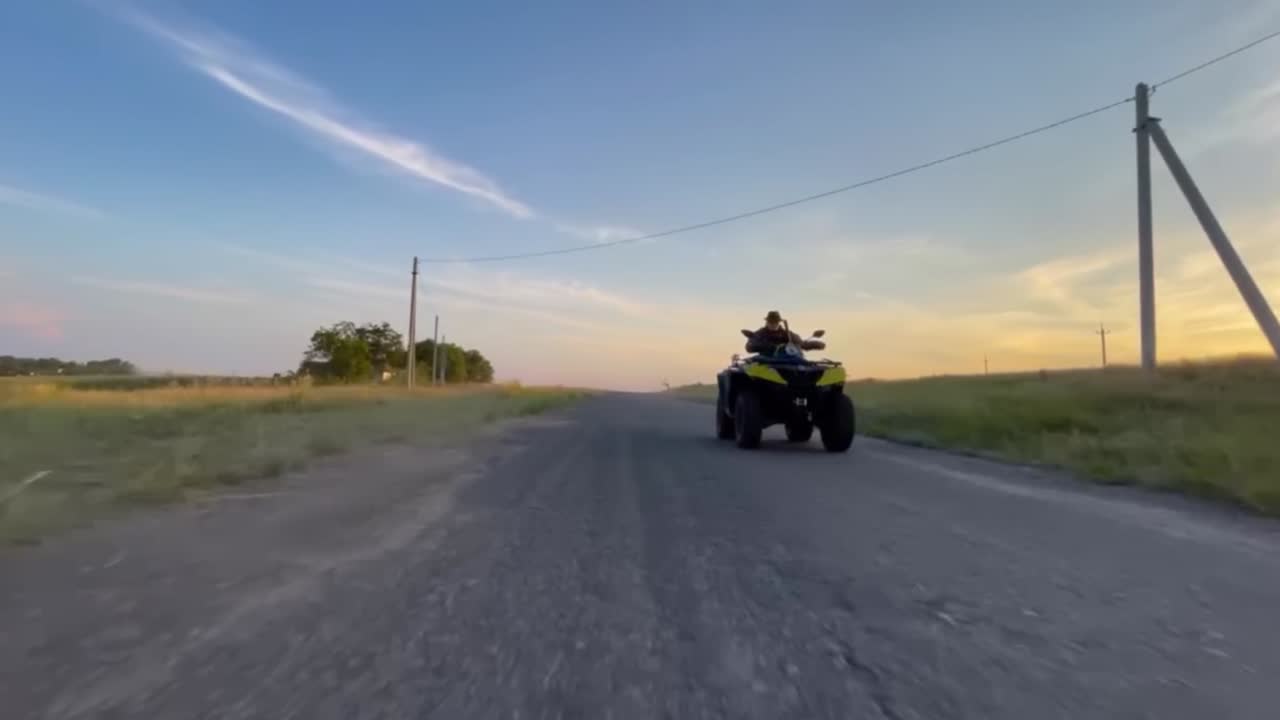 Soldato ucraino guida un quad al fronte di guerra nel Donbass, Ucraina.