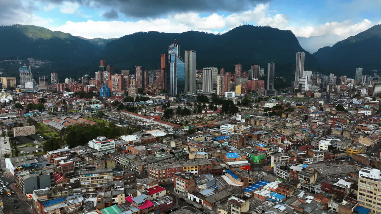 vista aérea circundando el distrito de santa fe de bogotá, día nublado en colombia