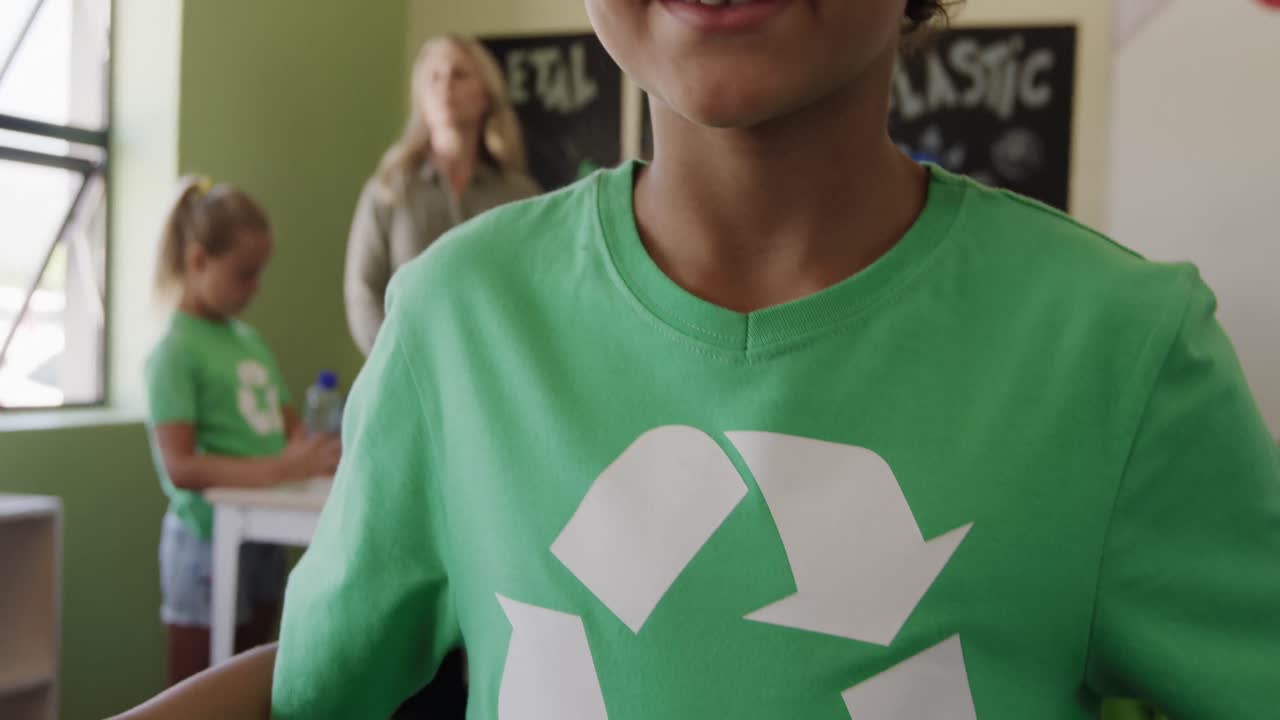 chica con camiseta de símbolo de reciclaje sonriendo