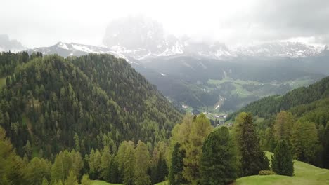 Vista-Aérea-De-Dos-Cabañas-Con-Vista-A-Las-Extensas-Montañas-De-Alemania