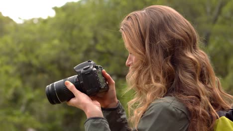 Lächelnde-Frau-Auf-Einer-Wanderung,-Die-Ein-Foto-Macht