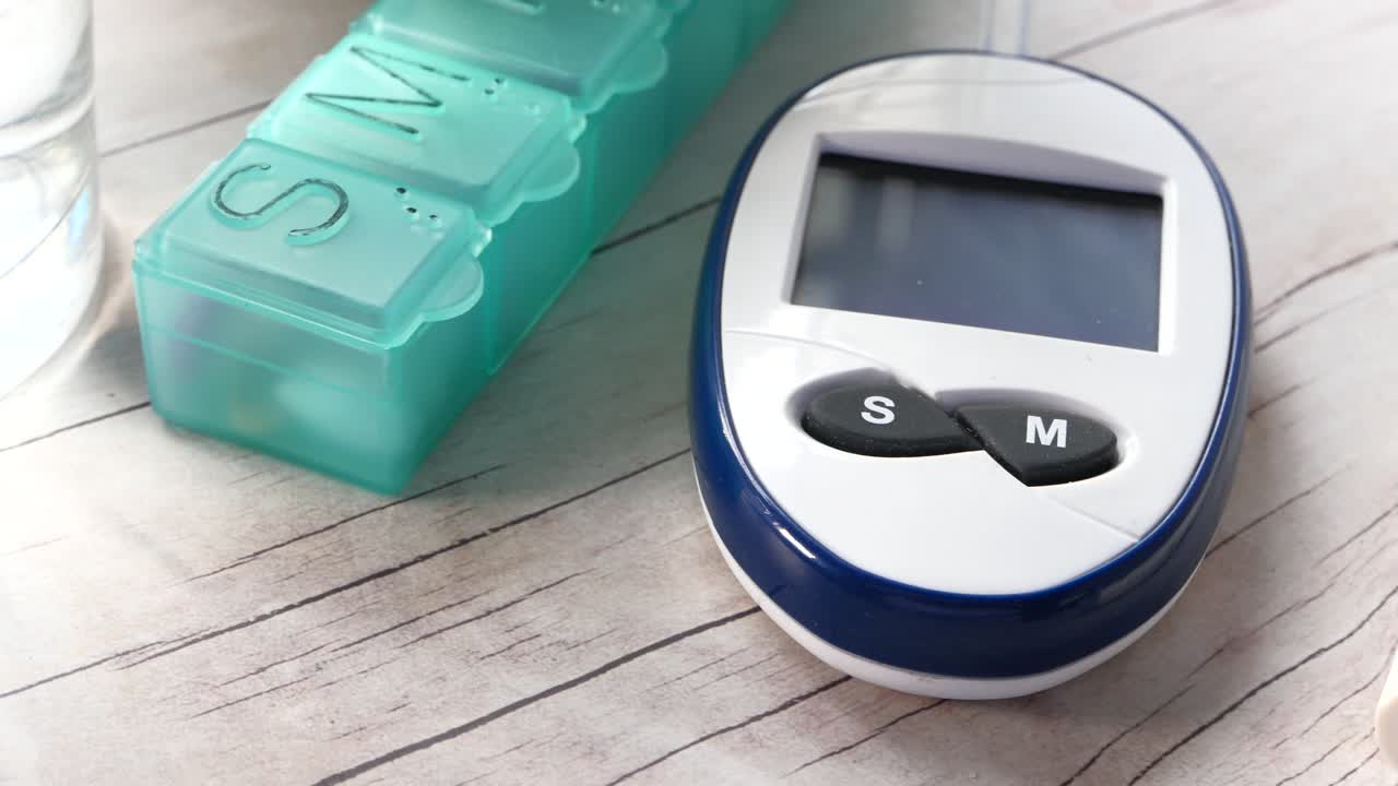 혈당 측정기 및 알약 조직기