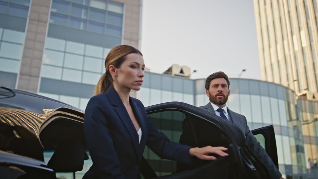 socios de negocios abriendo puertas de automóviles y saliendo de cerca. colegas exitosos