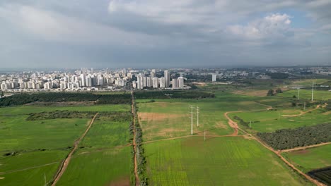 video de drones de 4k: los últimos restos de rechovot, antiguos huertos históricos de naranjas y vastos campos agrícolas abiertos en las afueras del este de la ciudad de rehovot, israel