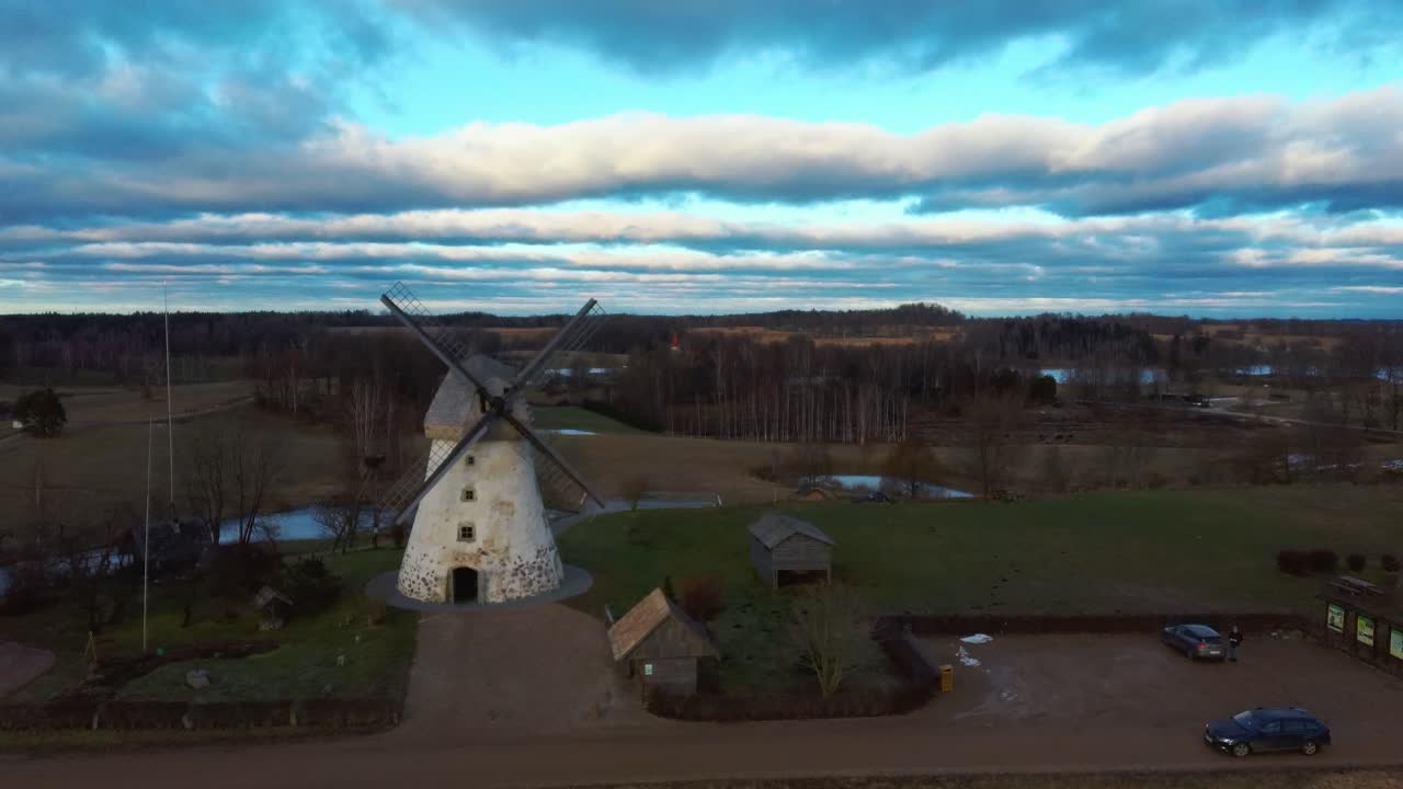 Kincir Angin Tua Araisi di Latvia, Pemandangan Udara. Hari Musim Dingin saat Matahari Terbit. Ini adalah Satu-satunya Kincir Angin di Latvia yang Masih Beroperasi, Dibangun pada Tahun 1852. Rekaman 4K.