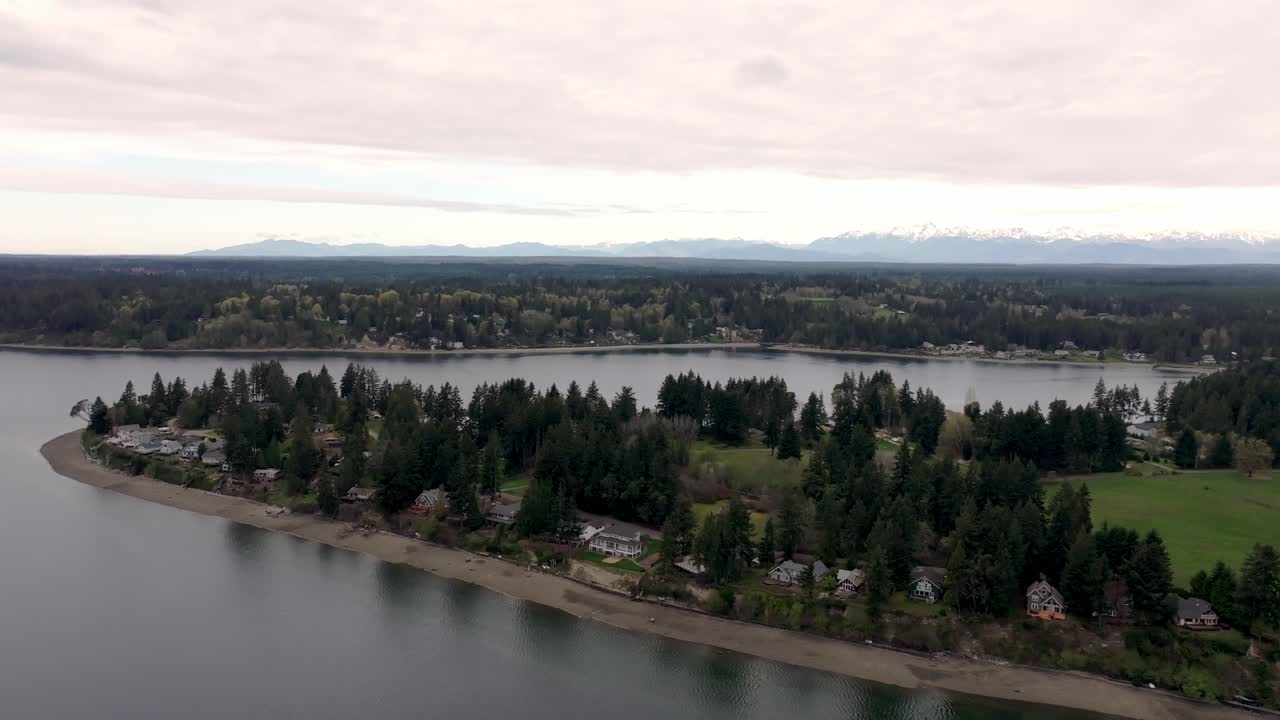 Stretch Island, Washington, USA – Eine atemberaubende Landschaft einer Küstenlinie mit Häusern, umgeben von üppiger Vegetation und Bäumen – Drohnenaufnahme aus der Luft