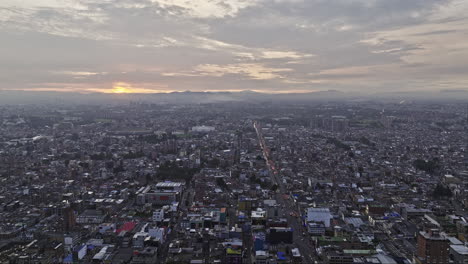 Bogota-Kolumbien-Luftaufnahme-V13-Drohnenflug-über-San-Luis-Entlang-Der-Avenida-Calle-63-In-Richtung-El-Campin,-Aufnahme-Der-Stadtlandschaft-Mit-Arena-Und-Stadion-Mit-Blick-Auf-Den-Sonnenuntergang-–-Aufgenommen-Mit-Mavic-3-Cine-–-November-2022