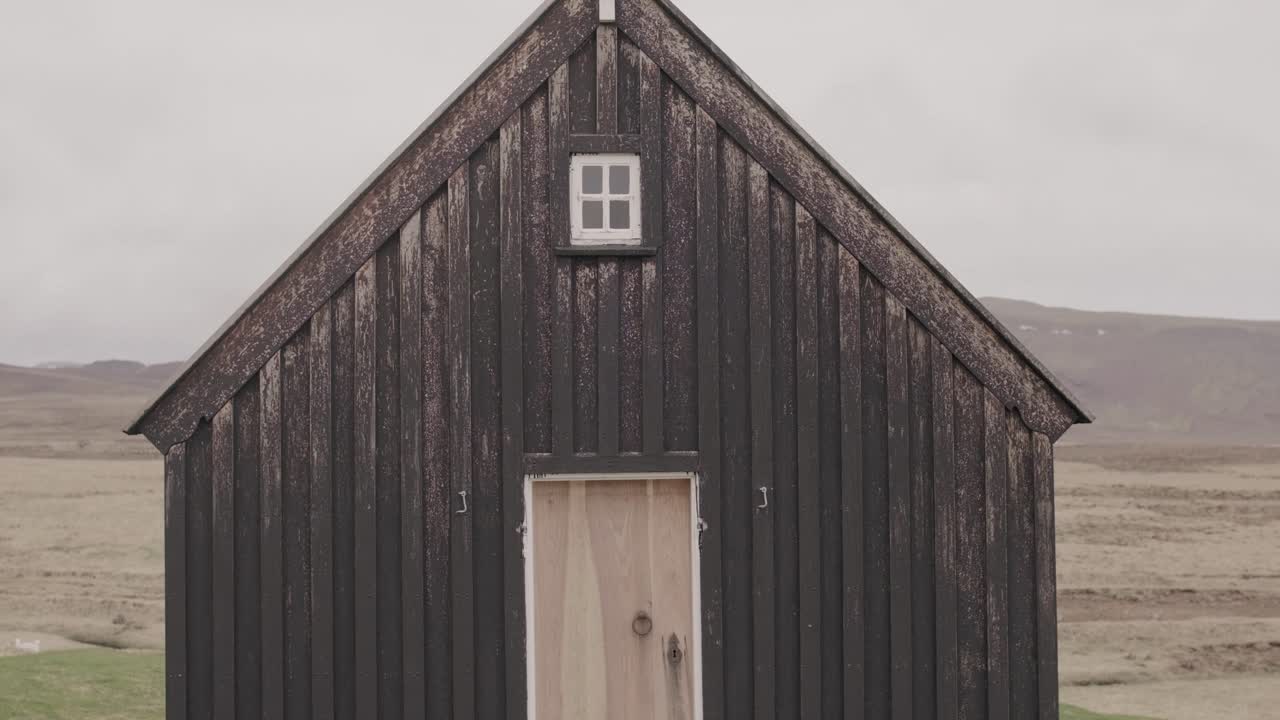 Außenansicht der Kirche Krýsuvík auf der Reykjanes-Halbinsel – Schwenk nach oben.