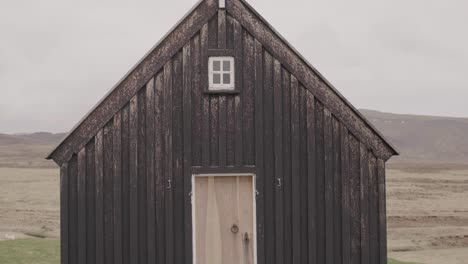 Exterior-De-La-Iglesia-De-Krysuvík-En-La-Península-De-Reykjanes---Inclinado-Hacia-Arriba