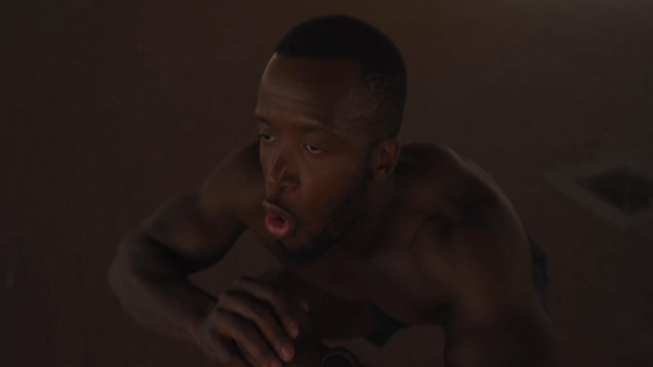 hombre que hace ejercicio en un entorno urbano