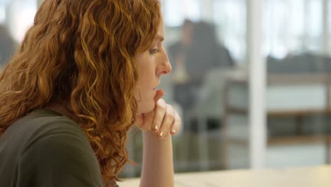 Businesswoman-using-laptop-at-desk-4k