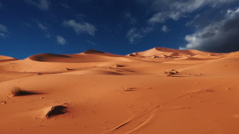 woestijn sahara, zandduinen, luchtvervangingseffect, wolken, landschap in het midden-oosten, heet droog weer, wilde dorre natuur