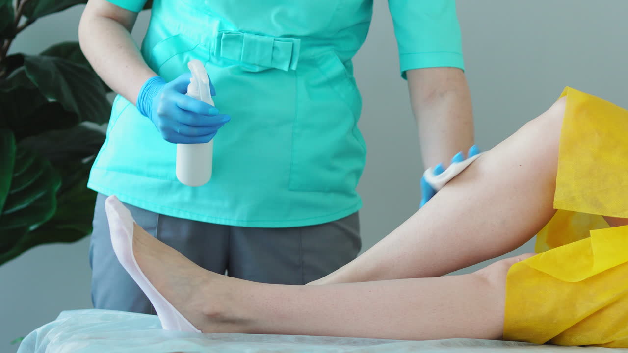 primer plano del maestro del remedio hidratante para el cabello irritación realizando masaje de pies novia después de la depilación