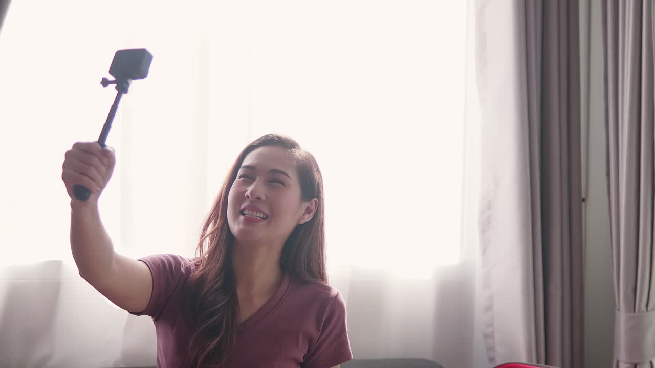 blogger de turismo grabando video selfie hablando con la audiencia para un viaje de viaje