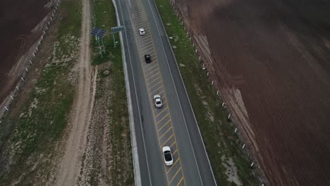 aéreo - autos en carretera, día nublado, reynosa, tamaulipas, méjico, adelante de arriba hacia abajo