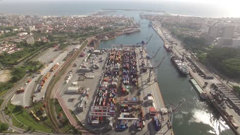 Toma-Aérea-De-Un-Dron-Del-Puerto-De-Un-Buque-Portacontenedores.-Leixões,-Portugal