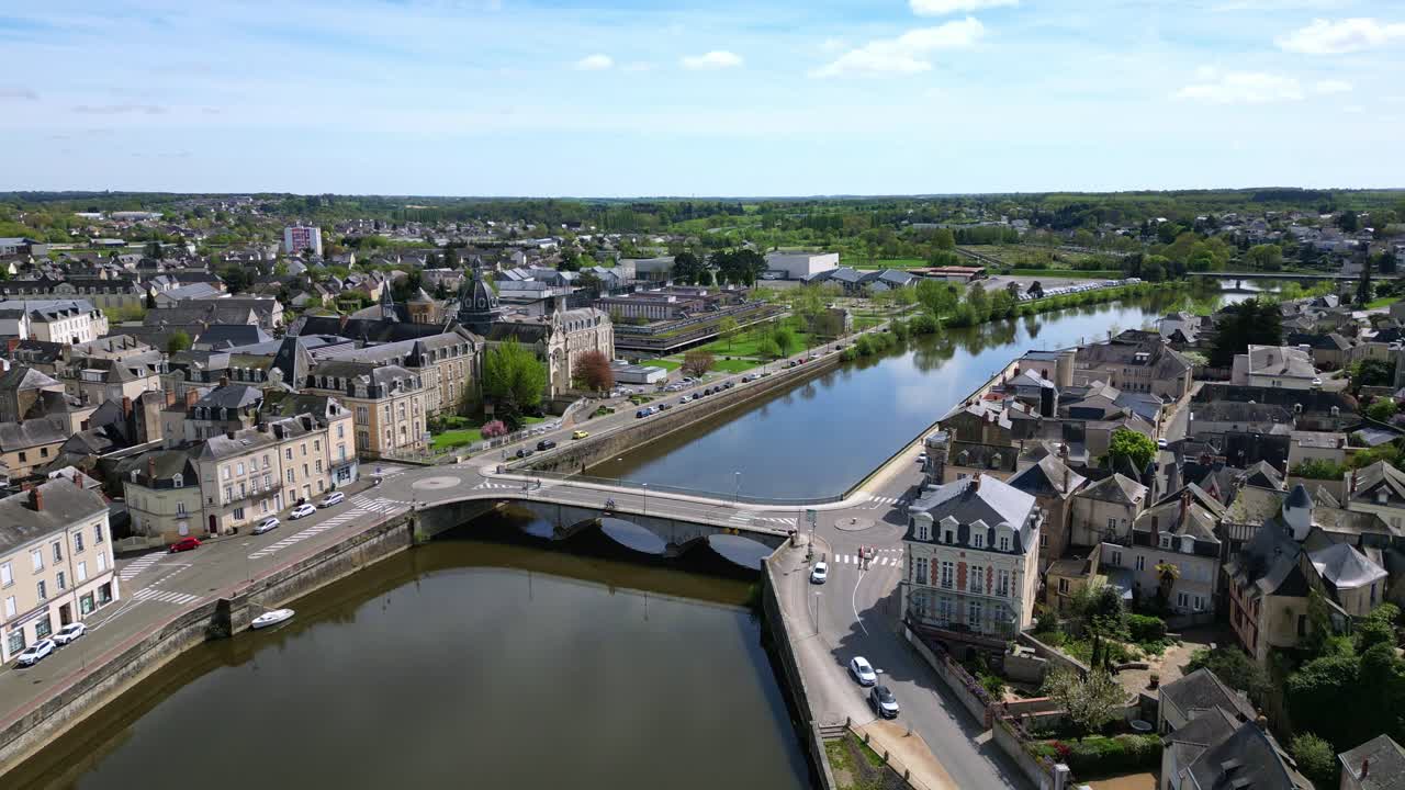 Centro de la ciudad de Château-Gontier con el río Mayenne y un puente, Francia