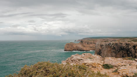 Portugal-Küstenszene-Mit-Kap-St.-Vincent-Und-Dem-Türkisblauen-Atlantik